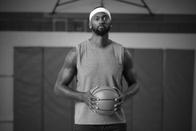 Bobby Portis sosteniendo una pelota de baloncesto