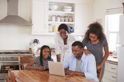 familia en la mesa