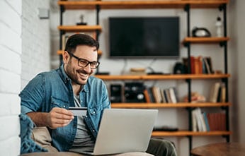 hombre de compras en línea con tarjeta de débito