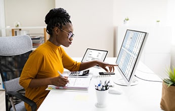 mujer en computadora revisando archivos